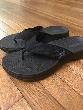 Woman’s 10 Black Skechers Thong Sandals